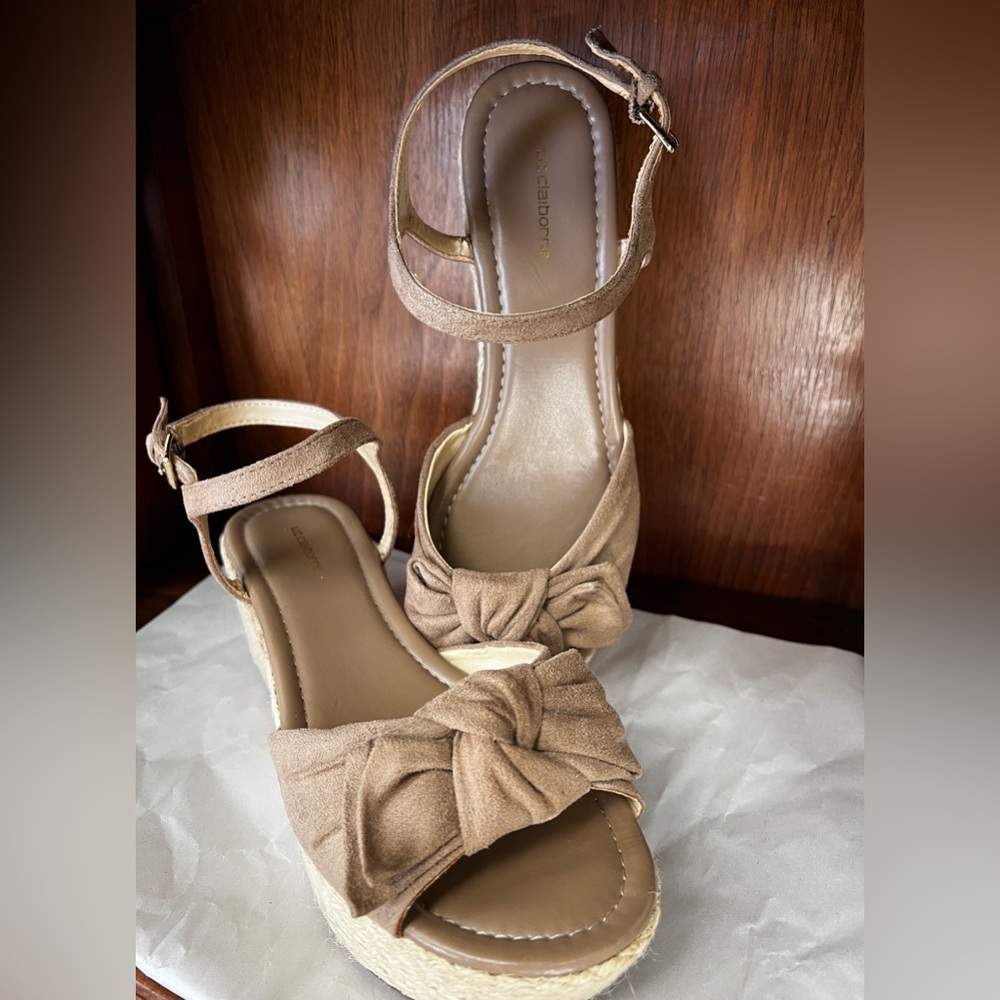 Bow Ankle Strap Tan Wedge Sandal Heels 8 Liz Claiborne Open Toe Round Toe